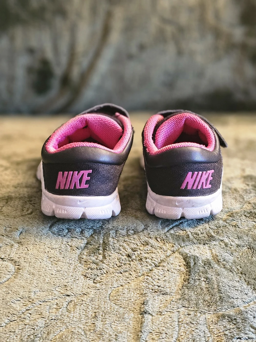 Nike Flex Supreme Toddler Kid's Black and Pink Velcro Athletic Sneakers Size 8C